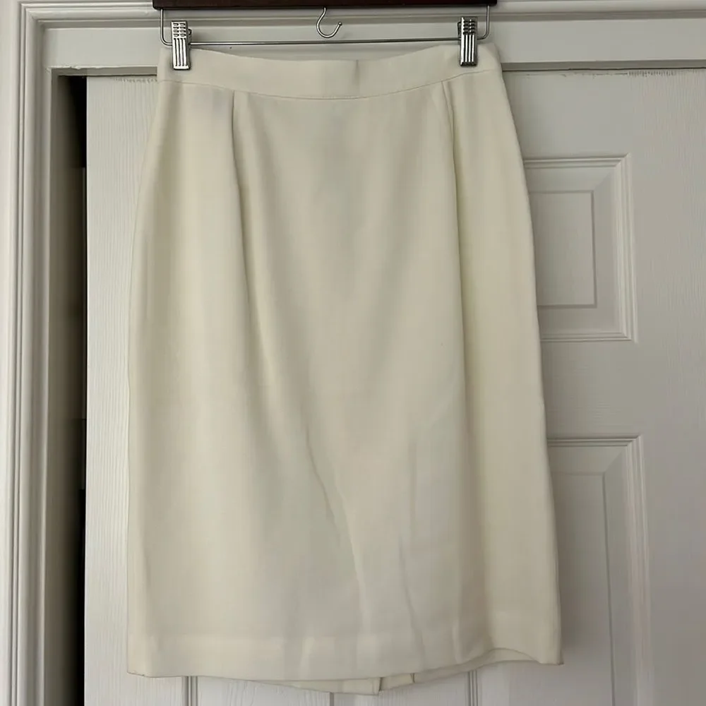 Pale yellow knee skirt